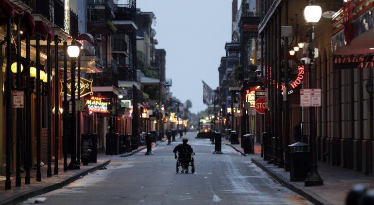 Un hombre en silla de ruedas avanza por la emblemática calle Bourbon Street en el Barrio Francés de Nueva Orleans, la mañana del sábado 13 de julio de 2019, mientras la tormenta tropical Barry se acerca a tierra firme.