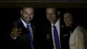 El legislador Eduardo Bolsonaro, hijo del presidente brasileño Jair Bolsonaro, izquierda, tomándose una selfie durante una ceremonia de juramentación en la Asamblea Nacional en Brasilia. El legislador Eduardo Bolsonaro, hijo del presidente brasileño Jair Bolsonaro, izquierda, tomándose una selfie durante una ceremonia de juramentación en la Asamblea Nacional en Brasilia.