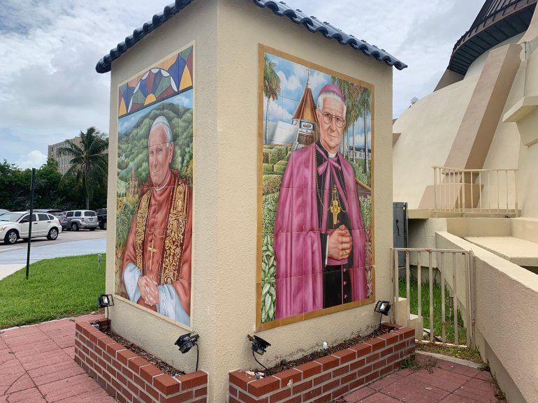 Las imágenes del papa Juan Pablo II y monseñor Agustín Román, en el exterior de la Ermita de la Caridad.