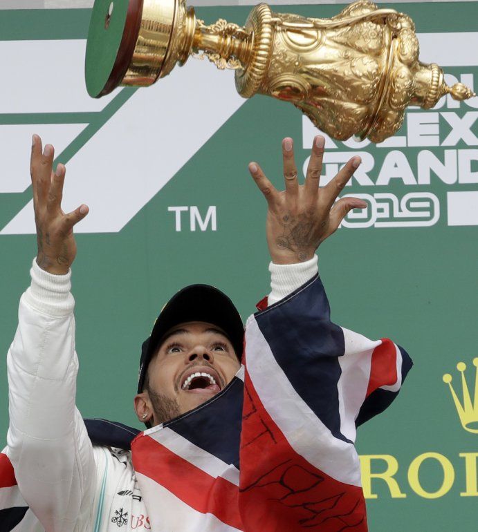 El brit&aacute;nico Lewis Hamilton, de la escuder&iacute;a Mercedes, festeja en el podio despu&eacute;s de ganar el Gran Premio de Gran Breta&ntilde;a de la F&oacute;rmula Uno en Silverstone, Inglaterra, el domingo 14 de julio de 2019.  