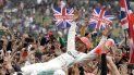El piloto británico Lewis Hamilton, de Mercedes, festeja con los aficionados después de conquistar el Gran Premio de Gran Bretaña de la Fórmula Uno, en la pista de Silverstone, Inglaterra, el domingo 14 de julio de 2019. El piloto británico Lewis Hamilton, de Mercedes, festeja con los aficionados después de conquistar el Gran Premio de Gran Bretaña de la Fórmula Uno, en la pista de Silverstone, Inglaterra, el domingo 14 de julio de 2019.