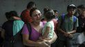 Migrantes detenidos permanecen juntos en un almacén en la parte trasera del Hotel Azteca, en el cual intentaron ocultarse de agentes migratorios mexicanos que efectuaron una redada en Veracruz, México, el jueves 27 de junio de 2019. Migrantes detenidos permanecen juntos en un almacén en la parte trasera del Hotel Azteca, en el cual intentaron ocultarse de agentes migratorios mexicanos que efectuaron una redada en Veracruz, México, el jueves 27 de junio de 2019.
