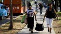Dos mujeres cargan una bolsa después de llegar en autobús a La Habana, Cuba, el jueves 27 de junio de 2019. Dos mujeres cargan una bolsa después de llegar en autobús a La Habana, Cuba, el jueves 27 de junio de 2019.