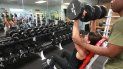 Una mujer se entrena levantando pesas. Una mujer se entrena levantando pesas.