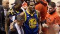 Kevin Durant, alero de los Warriors de Golden State, es ayudado a salir de la cancha tras lesionarse durante el quinto partido de la Final de la NBA ante los Raptors de Toronto, el lunes 10 de junio de 2019 Kevin Durant, alero de los Warriors de Golden State, es ayudado a salir de la cancha tras lesionarse durante el quinto partido de la Final de la NBA ante los Raptors de Toronto, el lunes 10 de junio de 2019