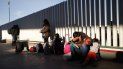 Fotografía de archivo fechada el 25 de enero de 2019 de un grupo de migrantes en la parte mexicana de la frontera a la espera de que les llamen para solicitar asilo en EEUU. Fotografía de archivo fechada el 25 de enero de 2019 de un grupo de migrantes en la parte mexicana de la frontera a la espera de que les llamen para solicitar asilo en EEUU.