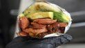 Un empleado muestra una arepa venezolana hecha con ingredientes colombianos en el restaurante de comida rápida Arepas Café en Bogotá, Colombia. Un empleado muestra una arepa venezolana hecha con ingredientes colombianos en el restaurante de comida rápida Arepas Café en Bogotá, Colombia.