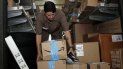 Fotografía de archivo del 17 de julio de 2018 del empleado de UPS descargando paquetes para entregarse en Miami. Fotografía de archivo del 17 de julio de 2018 del empleado de UPS descargando paquetes para entregarse en Miami.