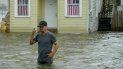 Un hombre habla por teléfono celular mientras camina por una calle inundada en Mandeville, Luisiana, el 13 de julio de 2019. Un hombre habla por teléfono celular mientras camina por una calle inundada en Mandeville, Luisiana, el 13 de julio de 2019.