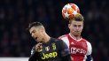 En esta foto del miércoles 10 de abril de 2019, el defensor Matthijs de Ligt (derecha) del Ajax pugna un balón con Cristiano Ronaldo de la Juventus en el partido por los cuartos de final de la Liga de Campeones En esta foto del miércoles 10 de abril de 2019, el defensor Matthijs de Ligt (derecha) del Ajax pugna un balón con Cristiano Ronaldo de la Juventus en el partido por los cuartos de final de la Liga de Campeones