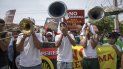 Foto de archivo muestra numerosas personas que protestaban el pasado 26 de junio frente al edificio del Congreso de la República Dominicana en contra de una propuesta para modificar la constitución que permitiría al presidente Danilo Medina un tercer periodo en el cargo. Foto de archivo muestra numerosas personas que protestaban el pasado 26 de junio frente al edificio del Congreso de la República Dominicana en contra de una propuesta para modificar la constitución que permitiría al presidente Danilo Medina un tercer periodo en el cargo.