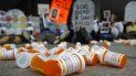 Frascos de pastillas en el suelo frente a la sede del Departamento de Salud y Asistencia Social en Washington, como parte de una protesta el 5 de abril del 2019. Frascos de pastillas en el suelo frente a la sede del Departamento de Salud y Asistencia Social en Washington, como parte de una protesta el 5 de abril del 2019.