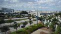 Vista parcial de la avenida 42 del NW y el Aeropuerto Internacional de Miami, adyacente al terreno donde se construiría el estadio de fútbol Miami Freedom Park. Vista parcial de la avenida 42 del NW y el Aeropuerto Internacional de Miami, adyacente al terreno donde se construiría el estadio de fútbol Miami Freedom Park.