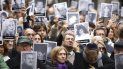 La gente muestra las fotografías de las personas que murieron en el ataque terrorista contra el centro judío AMIA, que mató a 85 personas, en el 25 aniversario del ataque en Buenos Aires, Argentina, el jueves 18 de julio de 2019. La gente muestra las fotografías de las personas que murieron en el ataque terrorista contra el centro judío AMIA, que mató a 85 personas, en el 25 aniversario del ataque en Buenos Aires, Argentina, el jueves 18 de julio de 2019.