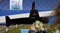 Una mujer coloca flores junto a la imagen de un submarino en los días siguientes a la desaparición del ARA San Juan, en Argentina. Una mujer coloca flores junto a la imagen de un submarino en los días siguientes a la desaparición del ARA San Juan, en Argentina.