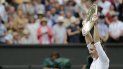 La rumana Simona Halep alza el trofeo de campeona después de derrotar en la final de Wimbledon a Serena Williams, el sábado 13 de julio de 2019, en Londres. La rumana Simona Halep alza el trofeo de campeona después de derrotar en la final de Wimbledon a Serena Williams, el sábado 13 de julio de 2019, en Londres.