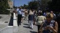 Gente sale a las calles luego de un fuerte terremoto que remeció Atenas, la capital griega, viernes 19 de julio de 2019. El Instituto de Geodinámica griego le dio una magnitud preliminar de 5,1. Gente sale a las calles luego de un fuerte terremoto que remeció Atenas, la capital griega, viernes 19 de julio de 2019. El Instituto de Geodinámica griego le dio una magnitud preliminar de 5,1.