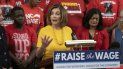La presidenta de la Cámara de Representantes Nancy Pelosi, acompañada de otros demócratas y activistas que promueven sueldos más altos después de que la cámara baja aprobó un proyecto para incrementar el salario mínimo federal por primera vez en una década, a 15 dólares la hora. La presidenta de la Cámara de Representantes Nancy Pelosi, acompañada de otros demócratas y activistas que promueven sueldos más altos después de que la cámara baja aprobó un proyecto para incrementar el salario mínimo federal por primera vez en una década, a 15 dólares la hora.