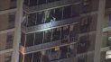 Imagen tomada de un video proporcionado por WPVI-TV de un hombre bajando por el costado de un edificio de 19 plantas en Filadelfia para escapar de un incendio, el jueves 18 de julio de 2019. Imagen tomada de un video proporcionado por WPVI-TV de un hombre bajando por el costado de un edificio de 19 plantas en Filadelfia para escapar de un incendio, el jueves 18 de julio de 2019.