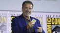Arnold Schwarzenegger recibe 20 dólares después de ganarle una apuesta al su compañero de reparto Diego Boneta en Terminator: Dark Fate, durante Comic-Con International, en San Diego. Arnold Schwarzenegger recibe 20 dólares después de ganarle una apuesta al su compañero de reparto Diego Boneta en Terminator: Dark Fate, durante Comic-Con International, en San Diego.