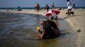 Un grupo de cubanos se refrescan en las aguas poco profundas de las playas del litoral norte, al este de La Habana, Cuba, el jueves 18 de julio de 2019. Un grupo de cubanos se refrescan en las aguas poco profundas de las playas del litoral norte, al este de La Habana, Cuba, el jueves 18 de julio de 2019.