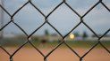 Vista de un terreno de béisbol a través de una cerca perimetral. Imagen referencial. Vista de un terreno de béisbol a través de una cerca perimetral. Imagen referencial.