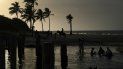 Un grupo de cubanos refresca en una playa del litoral norte de La Habana en un verano lleno de apagones y escaso de opciones recreativas. Un grupo de cubanos refresca en una playa del litoral norte de La Habana en un verano lleno de apagones y escaso de opciones recreativas.