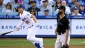 El jugador de los Dodgers de Los Ángeles Joc Pederson, a la izquierda, sale hacia primera base tras pegar un jonrón solitario junto al pitcher abridor de los Marlins de Miami Sandy Alcántara, en el primer inning. El jugador de los Dodgers de Los Ángeles Joc Pederson, a la izquierda, sale hacia primera base tras pegar un jonrón solitario junto al pitcher abridor de los Marlins de Miami Sandy Alcántara, en el primer inning.