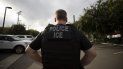 Un oficial de inmigración observa durante un operativo en Escondido, California, el 8 de julio de 2019. Un oficial de inmigración observa durante un operativo en Escondido, California, el 8 de julio de 2019.