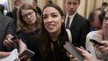 La congresista Alexandria Ocasio-Cortez, demócrata por Nueva York, habla con periodistas en el Capitolio, en Washington, el jueves 18 de julio de 2019. La congresista Alexandria Ocasio-Cortez, demócrata por Nueva York, habla con periodistas en el Capitolio, en Washington, el jueves 18 de julio de 2019.