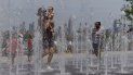 La gente disfruta el día en una fuente desde donde se ve el edificio Empire State en Williamsburg, Brooklyn, el sábado 20 de julio de 2019 en Nueva York. AP Foto/Eduardo Munoz Alvare La gente disfruta el día en una fuente desde donde se ve el edificio Empire State en Williamsburg, Brooklyn, el sábado 20 de julio de 2019 en Nueva York. AP Foto/Eduardo Munoz Alvare