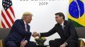 El presidente de Estados Unidos Donald Trump estrecha la mano del mandatario brasileño Jair Bolsonaro durante un encuentro. El presidente de Estados Unidos Donald Trump estrecha la mano del mandatario brasileño Jair Bolsonaro durante un encuentro.