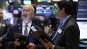 Los operadores James Riley, izquierda, y Mark Muller, en la Bolsa de Valores de Nueva York, el lunes 22 de julio de 2019. Los operadores James Riley, izquierda, y Mark Muller, en la Bolsa de Valores de Nueva York, el lunes 22 de julio de 2019.