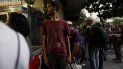 Varias personas caminan por las calles de Caracas luego que un apagón masivo dejó a la ciudad y a otras partes del país sin electricidad, en Caracas, Venezuela, el lunes 22 de julio de 2019. Varias personas caminan por las calles de Caracas luego que un apagón masivo dejó a la ciudad y a otras partes del país sin electricidad, en Caracas, Venezuela, el lunes 22 de julio de 2019.
