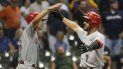 El jugador de los Rojos de Cincinnati Eugenio Suaáez celebra un jonrón de dos carreras con su compañero Nick Senzel en el noveno inning del juego de la MLB que enfrentó a su equipo con los Cerveceros de Milwaukee, el 22 de julio de 2019, en Milwaukee. El jugador de los Rojos de Cincinnati Eugenio Suaáez celebra un jonrón de dos carreras con su compañero Nick Senzel en el noveno inning del juego de la MLB que enfrentó a su equipo con los Cerveceros de Milwaukee, el 22 de julio de 2019, en Milwaukee.