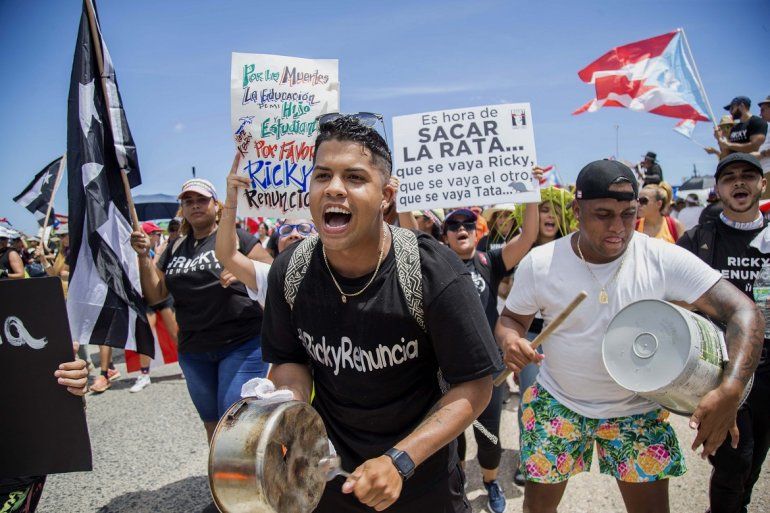Manifestantes hacer sonar cacerolas durante una marcha por la autovÃ­a Las AmÃ©ricas para exigir la renuncia del gobernador