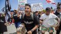 Manifestantes hacer sonar cacerolas durante una marcha por la autovía Las Américas para exigir la renuncia del gobernador, Ricardo Rosselló, en San Juan, Puerto Rico. Manifestantes hacer sonar cacerolas durante una marcha por la autovía Las Américas para exigir la renuncia del gobernador, Ricardo Rosselló, en San Juan, Puerto Rico.