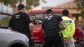 Agentes del Servicio de Control de Inmigración y Aduanas detienen a un hombre en California. Agentes del Servicio de Control de Inmigración y Aduanas detienen a un hombre en California.