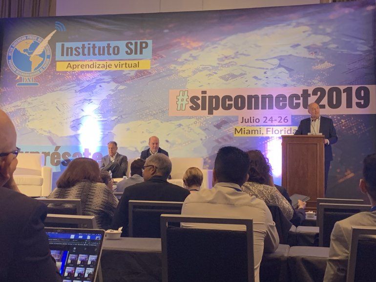 Ricardo Trotti (a la derecha), Director Ejecutivo de la SIP, dio inicio al primer día de conferencias de SIPConnect 2019. 
