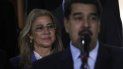 En esta foto de archivo del 21 de julio de 2019, Cilia Flores está detrás de su esposo, el dictador venezolano Nicolás Maduro, en Caracas, Venezuela. En esta foto de archivo del 21 de julio de 2019, Cilia Flores está detrás de su esposo, el dictador venezolano Nicolás Maduro, en Caracas, Venezuela.