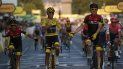 El colombiano Egan Bernal, centro, es acompañado por el británico Geraint Thomas, derecha, luego de conquistar el Tour de Francia en la última etapa, el domingo 28 de julio de 2019, en París, Francia. El colombiano Egan Bernal, centro, es acompañado por el británico Geraint Thomas, derecha, luego de conquistar el Tour de Francia en la última etapa, el domingo 28 de julio de 2019, en París, Francia.
