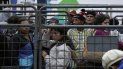 Un grupo de migrantes venezolanos espera a finales de julio, frente a una oficina de migración en Ecuador, una de las paradas necesarias en su intento de llegar a otras naciones del sur y escapar de la crisis en el país caribeño. Un grupo de migrantes venezolanos espera a finales de julio, frente a una oficina de migración en Ecuador, una de las paradas necesarias en su intento de llegar a otras naciones del sur y escapar de la crisis en el país caribeño.