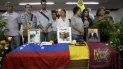 Familiares y amigos se reúnen alrededor del féretro del concejal Fernando Alban, el 10 de octubre de 2018. Familiares y amigos se reúnen alrededor del féretro del concejal Fernando Alban, el 10 de octubre de 2018.