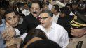 En esta foto de archivo del 2 de febrero de 2014, el entonces presidente salvadoreño Mauricio Funes, de blanco al centro acompañado por el expresidente hondureño Manuel Zelaya. En esta foto de archivo del 2 de febrero de 2014, el entonces presidente salvadoreño Mauricio Funes, de blanco al centro acompañado por el expresidente hondureño Manuel Zelaya.