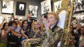 El astrólogo Walter Mercado lanza besos al público desde el trono sobre ruedas en el que era trasladado en el History Miami Museum, donde expone 50 años de su vida. El astrólogo Walter Mercado lanza besos al público desde el trono sobre ruedas en el que era trasladado en el History Miami Museum, donde expone 50 años de su vida.
