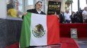 Guillermo del Toro posa con la bandera de México tras una ceremonia en su honor para develar su estrella en el Paseo de la Fama de Hollywood el martes 6 de agosto de 2019 en Los Angeles. Guillermo del Toro posa con la bandera de México tras una ceremonia en su honor para develar su estrella en el Paseo de la Fama de Hollywood el martes 6 de agosto de 2019 en Los Angeles.