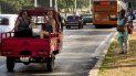 Dos mujeres viajan en la parte trasera de una camioneta por una de las privilegiadas calles de La Habana, Cuba, el jueves 27 de junio de 2019. Dos mujeres viajan en la parte trasera de una camioneta por una de las privilegiadas calles de La Habana, Cuba, el jueves 27 de junio de 2019.
