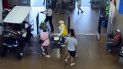 Captura de un video de vigilancia de Walmart publicado en la cuenta de YouTube de la Oficina del Alguacil del Condado Hillsborough, HCSOSheriff. Captura de un video de vigilancia de Walmart publicado en la cuenta de YouTube de la Oficina del Alguacil del Condado Hillsborough, HCSOSheriff.
