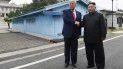 El presidente estadounidense Donald Trump y el líder norcoreano Kim Jong Un en Panmunjom, la aldea en la zona desmilitarizada entre las dos Coreas. Trump dijo el sábado 10 de agosto de 2019 que Kim quiere volver a reunirse con él para “iniciar negociaciones” una vez que finalicen los ejercicios militares conjuntos de Estados Unidos y Corea del Sur. El presidente estadounidense Donald Trump y el líder norcoreano Kim Jong Un en Panmunjom, la aldea en la zona desmilitarizada entre las dos Coreas. Trump dijo el sábado 10 de agosto de 2019 que Kim quiere volver a reunirse con él para “iniciar negociaciones” una vez que finalicen los ejercicios militares conjuntos de Estados Unidos y Corea del Sur.