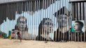 Dos niños juegan frente a un nuevo mural en el lado mexicano del muro fronterizo en Tijuana, México. Dos niños juegan frente a un nuevo mural en el lado mexicano del muro fronterizo en Tijuana, México.
